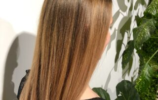 Hosszú, barna alapú rézszőke balayage festés egyenes frizura. Hajszínfrissítés növényi alapú Davines festékkel – természetes, élénk végeredmény.