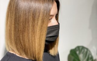 Rövid, sötétbarna haj világos barna balayage festéssel, egyenes hoszított bob fazonnal