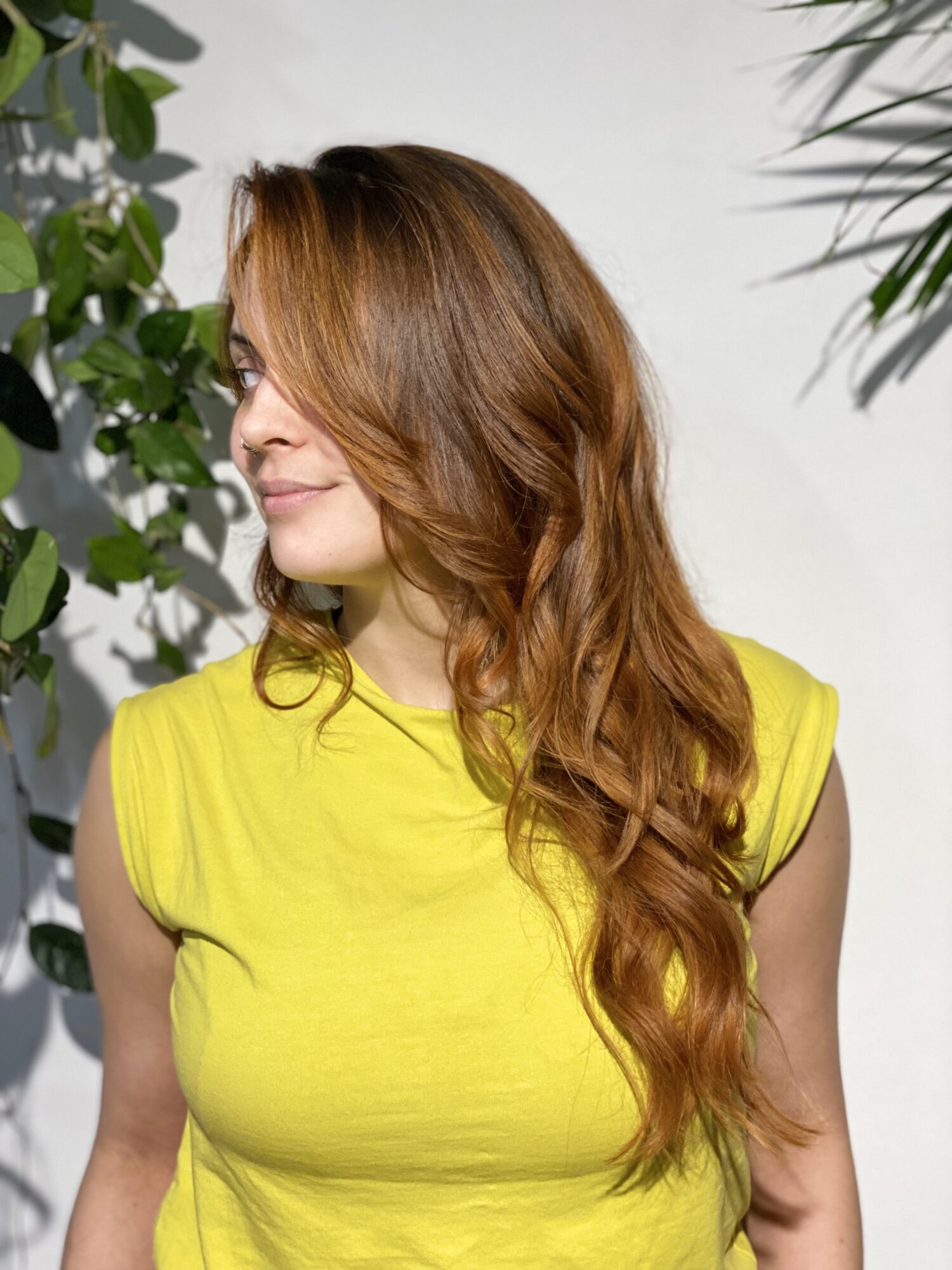 Sötétbarna karamell balayage frizura lágy hullámokkal Hosszú, sötétbarna alapú karamell balayage, lágy hullámokkal.