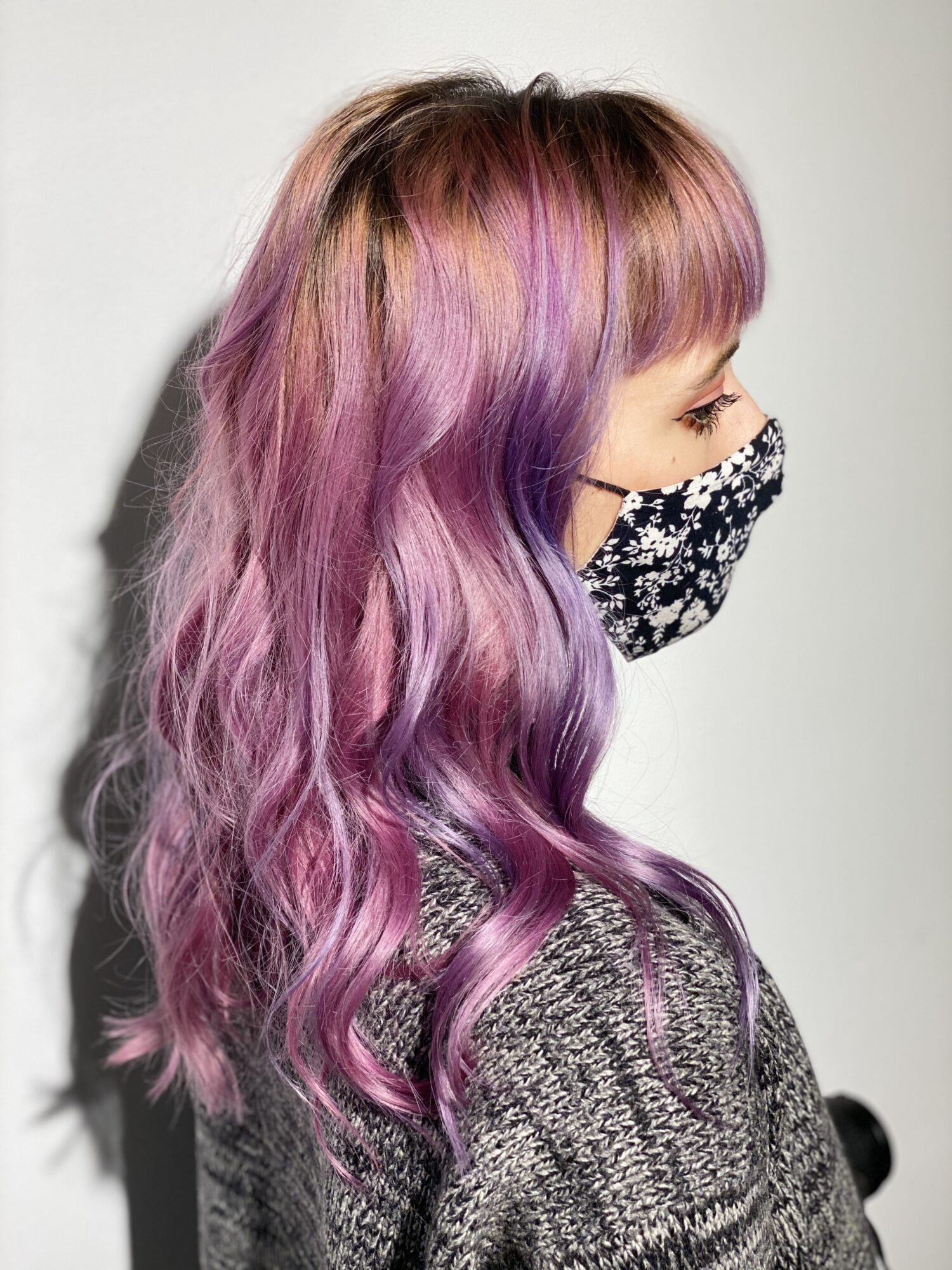 Pasztell rózsaszín és lila balayage hullámosított frizura Hosszú, pasztell rózsaszín és lila balayage frizura természetes eséssel, egyenes frufruval.