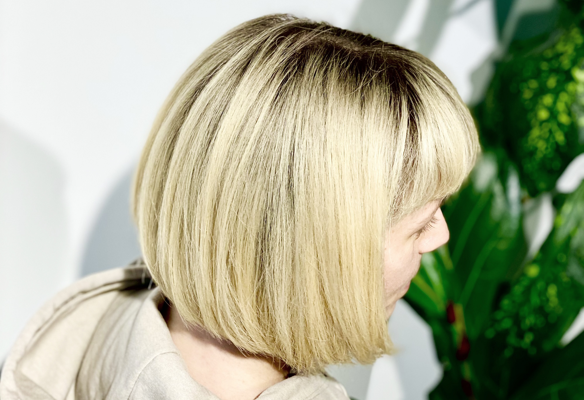 Rövid laza bob frufruval és szőke balayage hajfestéssel Rövid, szőke balayage hajfesés, laza bob fruzirával és frufruval.