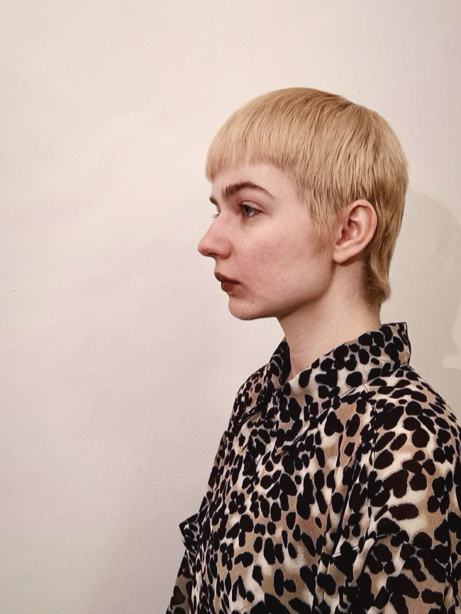 rövid szőke pixie cut Rövid szőke pixie cut precíz formával és modern textúrával. Letisztult, vagány női hajvágás.