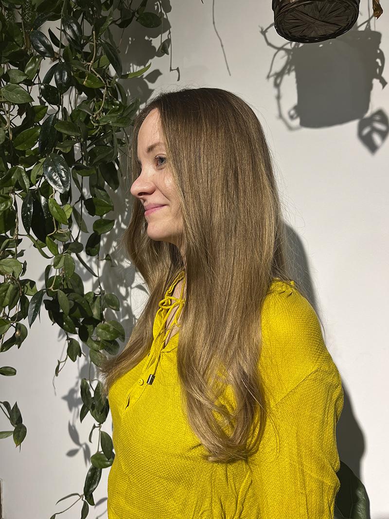 természetes balayage hosszú hajon Természetes barna-szőke balayage hosszú hajon lágy átmenetekkel és fényes formázással.